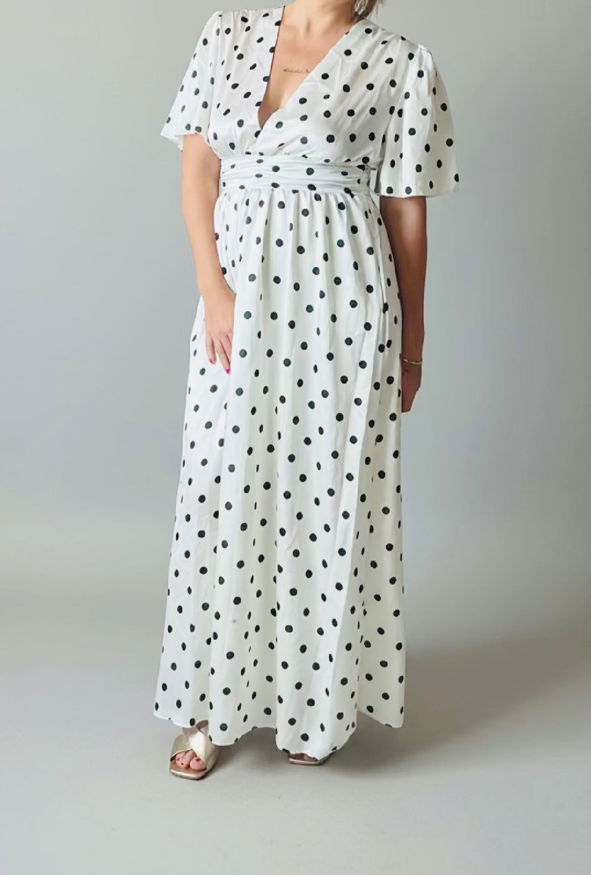 Robe longue blanche à pois